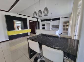 Se vende moderna casa con patio en Colinas de Montealegre 26-171