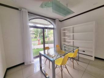 Se vende moderna casa con patio en Colinas de Montealegre 26-171