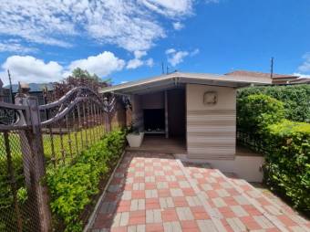 Se vende moderna casa con patio en Colinas de Montealegre 26-171