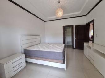 Se vende moderna casa con patio en Colinas de Montealegre 26-171