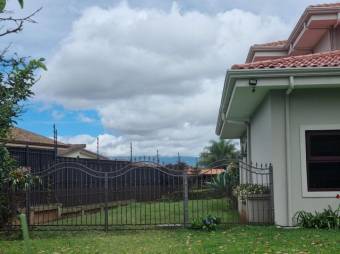 Se vende moderna casa con patio en Colinas de Montealegre 26-171