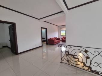 Se vende moderna casa con patio en Colinas de Montealegre 26-171