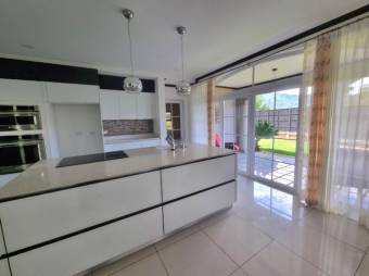 Se vende moderna casa con patio en Colinas de Montealegre 26-171