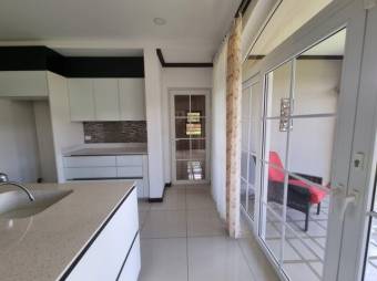 Se vende moderna casa con patio en Colinas de Montealegre 26-171