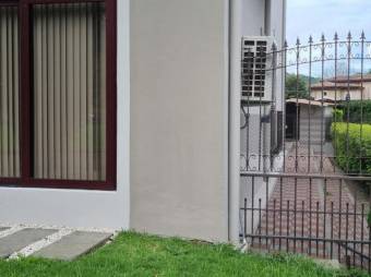 Se vende moderna casa con patio en Colinas de Montealegre 26-171