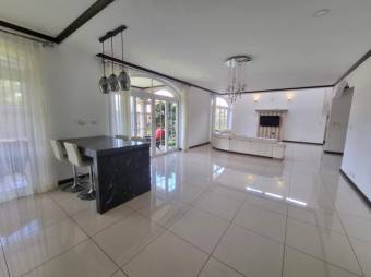 Se vende moderna casa con patio en Colinas de Montealegre 26-171