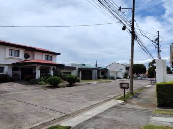 Se vende espaciosa casa con patio en condominio de Alajuela 25-1600