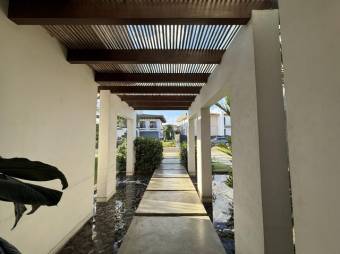 Se vende moderna casa con patio en Hacienda los Reyes de Alajuela 25-1198