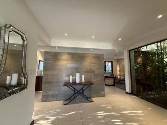 Se vende moderna casa con patio en Hacienda los Reyes de Alajuela 25-1198