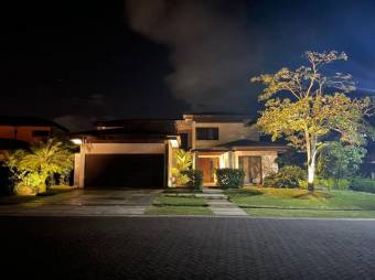 Se vende moderna casa con patio en Hacienda los Reyes de Alajuela 25-1198
