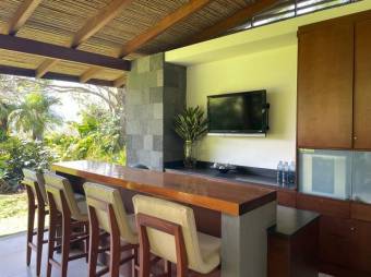 Se vende moderna casa con patio en Hacienda los Reyes de Alajuela 25-1198