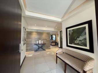 Se vende moderna casa con patio en Hacienda los Reyes de Alajuela 25-1198