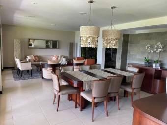 Se vende moderna casa con patio en Hacienda los Reyes de Alajuela 25-1198