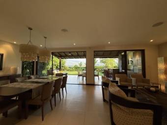 Se vende moderna casa con patio en Hacienda los Reyes de Alajuela 25-1198