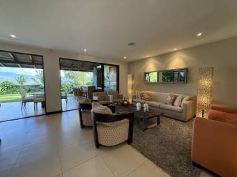 Se vende moderna casa con patio en Hacienda los Reyes de Alajuela 25-1198