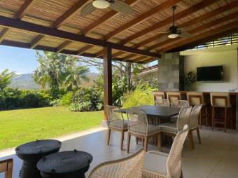 Se vende moderna casa con patio en Hacienda los Reyes de Alajuela 25-1198