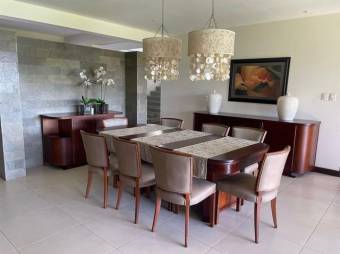 Se vende moderna casa con patio en Hacienda los Reyes de Alajuela 25-1198