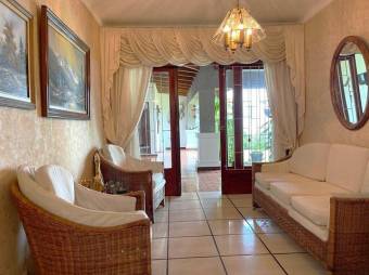 Se vende moderna casa con patio y terraza en Alajuela Centro 25-761