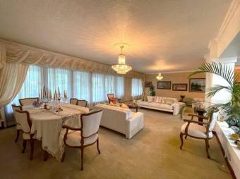 Se vende moderna casa con patio y terraza en Alajuela Centro 25-761