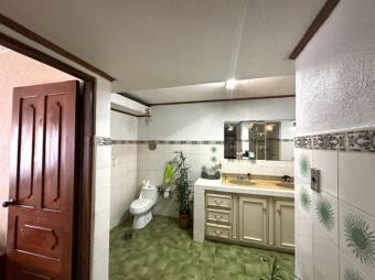 Se vende moderna casa con patio y terraza en Alajuela Centro 25-761