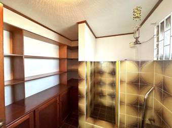 Se vende moderna casa con patio y terraza en Alajuela Centro 25-761