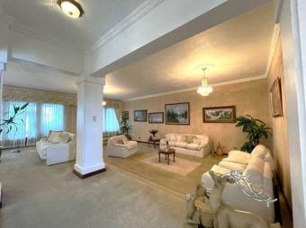 Se vende moderna casa con patio y terraza en Alajuela Centro 25-761