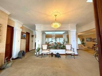 Se vende moderna casa con patio y terraza en Alajuela Centro 25-761