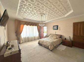 Se vende moderna casa con patio y terraza en Alajuela Centro 25-761