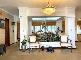 Se vende moderna casa con patio y terraza en Alajuela Centro 25-761