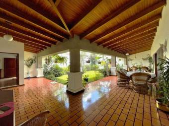 Se vende moderna casa con patio y terraza en Alajuela Centro 25-761
