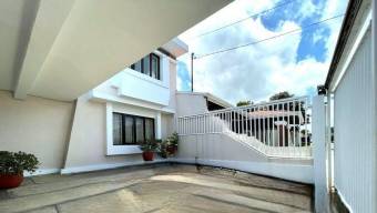 Se vende moderna casa con patio y terraza en Alajuela Centro 25-761