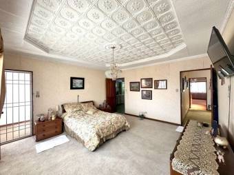 Se vende moderna casa con patio y terraza en Alajuela Centro 25-761