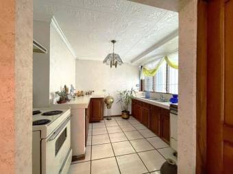 Se vende moderna casa con patio y terraza en Alajuela Centro 25-761