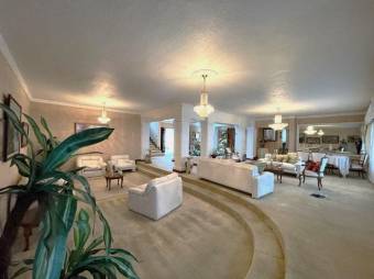 Se vende moderna casa con patio y terraza en Alajuela Centro 25-761