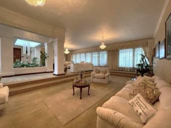 Se vende moderna casa con patio y terraza en Alajuela Centro 25-761