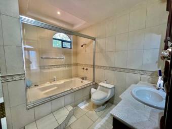 Se vende moderna casa con patio en condominio de Guácima Alajuela 23-1512