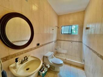 Se vende moderna casa con patio en condominio de Guácima Alajuela 23-1512