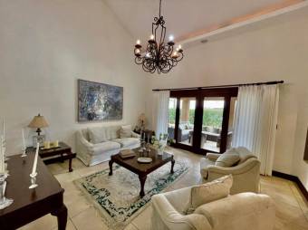 Se vende moderna casa con patio en condominio de Guácima Alajuela 23-1512