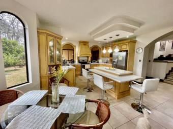 Se vende moderna casa con patio en condominio de Guácima Alajuela 23-1512