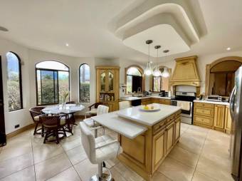 Se vende moderna casa con patio en condominio de Guácima Alajuela 23-1512