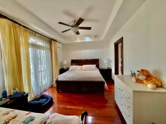 Se vende moderna casa con patio en condominio de Guácima Alajuela 23-1512