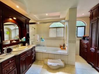 Se vende moderna casa con patio en condominio de Guácima Alajuela 23-1512