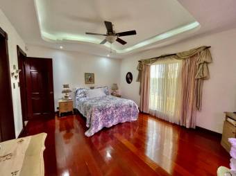 Se vende moderna casa con patio en condominio de Guácima Alajuela 23-1512