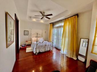 Se vende moderna casa con patio en condominio de Guácima Alajuela 23-1512