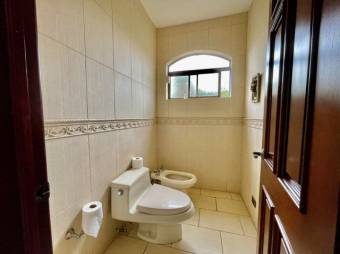 Se vende moderna casa con patio en condominio de Guácima Alajuela 23-1512