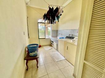 Se vende moderna casa con patio en condominio de Guácima Alajuela 23-1512