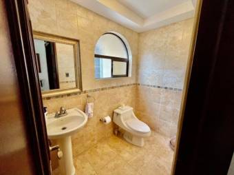 Se vende moderna casa con patio en condominio de Guácima Alajuela 23-1512