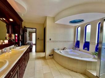 Se vende moderna casa con patio en condominio de Guácima Alajuela 23-1512