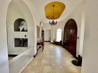 Se vende moderna casa con patio en condominio de Guácima Alajuela 23-1512