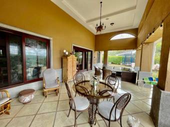 Se vende moderna casa con patio en condominio de Guácima Alajuela 23-1512